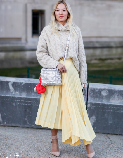 春天百褶裙怎么搭配？春天要這樣穿百褶裙才好看