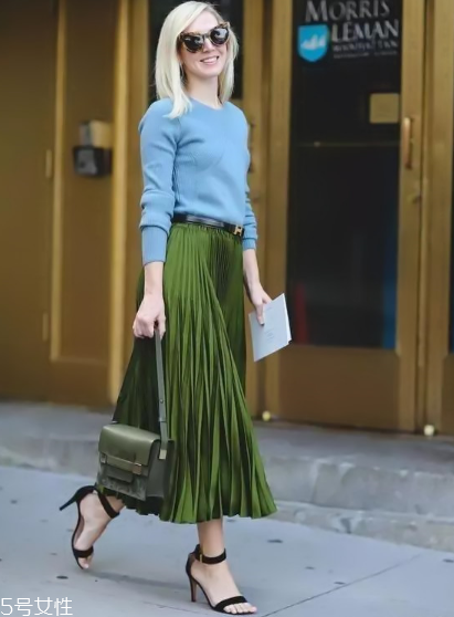 春天百褶裙怎么搭配？春天要這樣穿百褶裙才好看