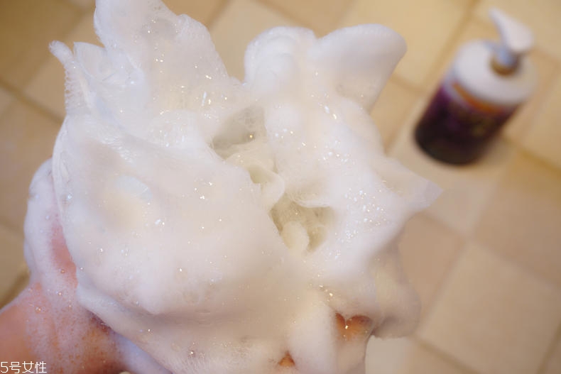 力士幽蓮魅膚沐浴露能洗臉嗎？弱酸性很溫和