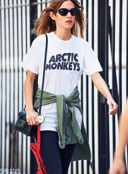 t恤領(lǐng)子大了怎么改造？t恤領(lǐng)口改小的方法