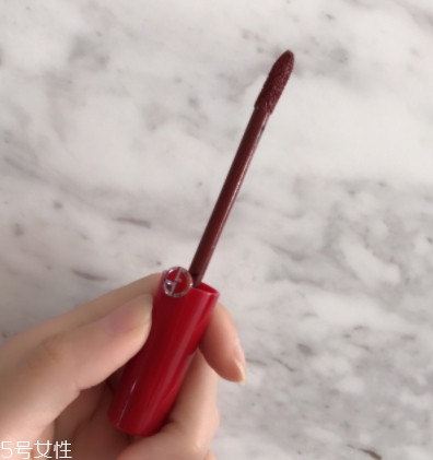 阿瑪尼紅管唇釉200是什么顏色？阿瑪尼紅管200唇部試色