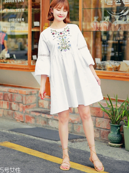 印花連衣裙配什么鞋子？印花連衣裙搭配鞋子圖片