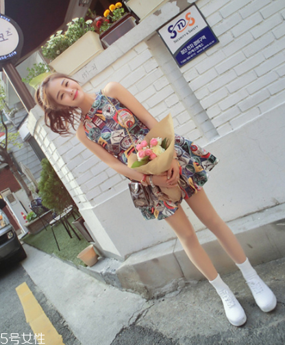 印花連衣裙配什么鞋子？印花連衣裙搭配鞋子圖片