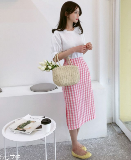 短袖t恤怎么搭配裙子？短袖t恤搭配裙子方案推薦