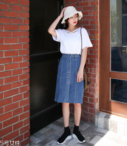 短袖t恤怎么搭配裙子？短袖t恤搭配裙子方案推薦