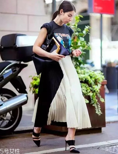 短袖t恤怎么搭配裙子？短袖t恤搭配裙子方案推薦