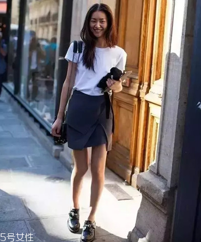 短袖t恤怎么搭配裙子？短袖t恤搭配裙子方案推薦