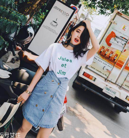 短袖t恤怎么搭配裙子？短袖t恤搭配裙子方案推薦