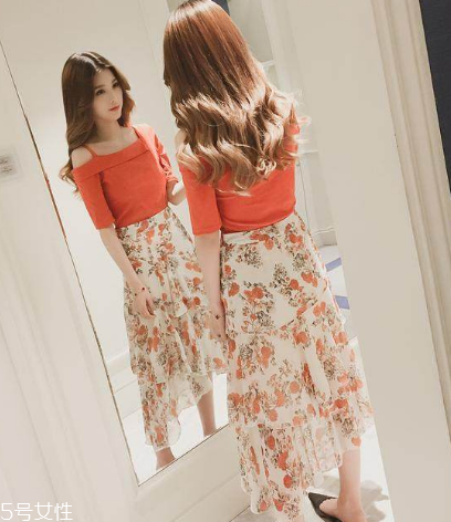 短袖t恤怎么搭配裙子？短袖t恤搭配裙子方案推薦