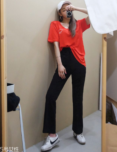 紅色t恤衫配什么褲子？紅色t恤這樣搭配褲子