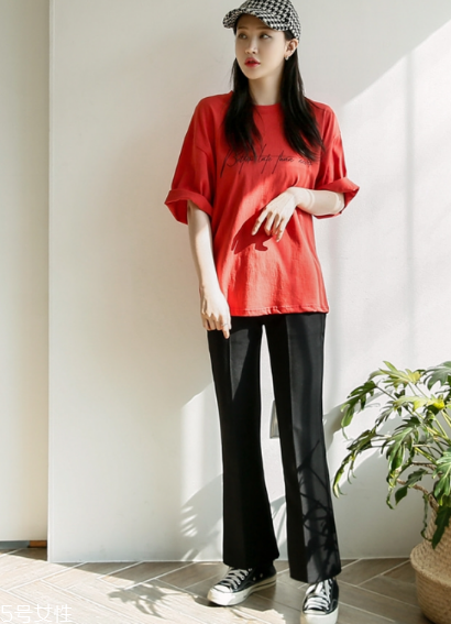 紅色t恤衫配什么褲子？紅色t恤這樣搭配褲子