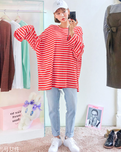 紅色t恤衫配什么褲子？紅色t恤這樣搭配褲子