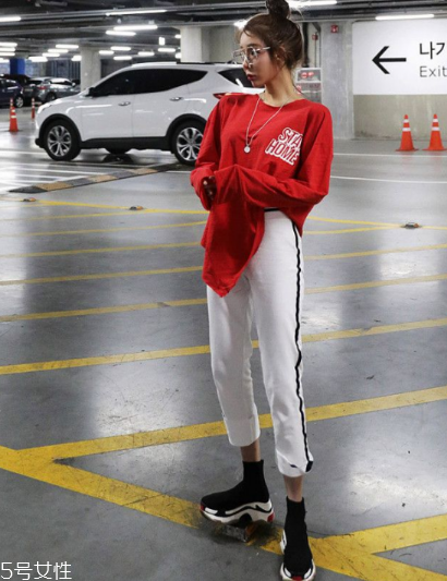 紅色t恤衫配什么褲子？紅色t恤這樣搭配褲子