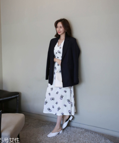 印花連衣裙配什么外套？印花連衣裙搭配外套技巧