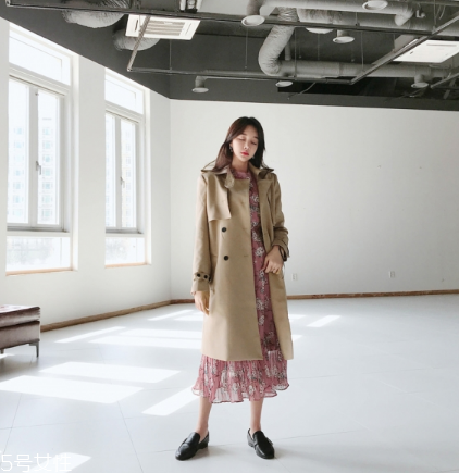 印花連衣裙配什么外套？印花連衣裙搭配外套技巧