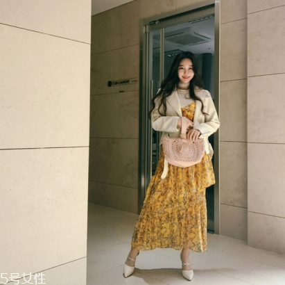 印花連衣裙配什么外套？印花連衣裙搭配外套技巧