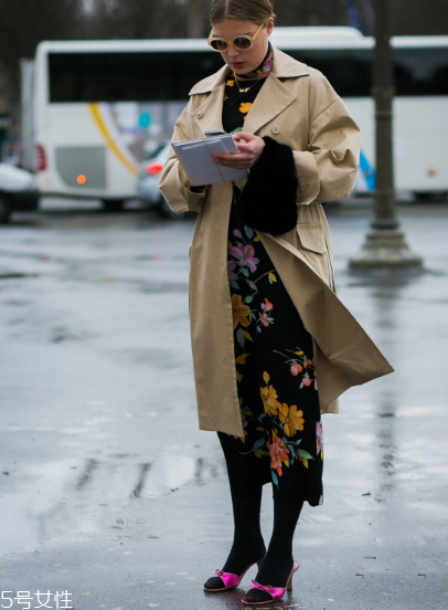 印花連衣裙配什么外套？印花連衣裙搭配外套技巧