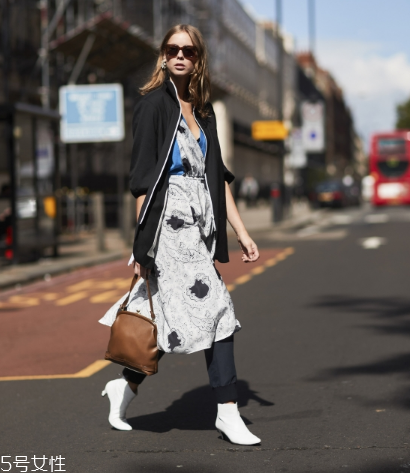 印花連衣裙配什么外套？印花連衣裙搭配外套技巧