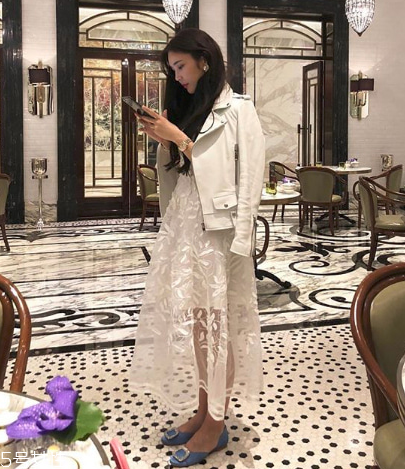 蕾絲連衣裙搭配什么外套？蕾絲連衣裙搭配外套技巧