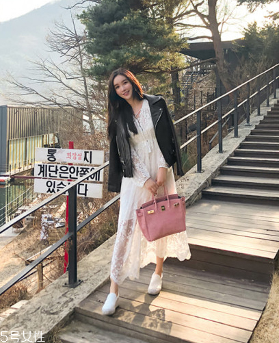 蕾絲連衣裙搭配什么外套？蕾絲連衣裙搭配外套技巧