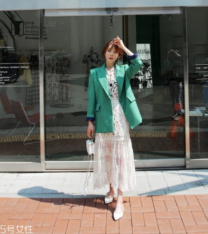 蕾絲連衣裙搭配什么外套？蕾絲連衣裙搭配外套技巧