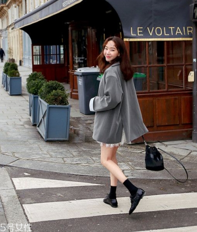 蕾絲連衣裙搭配什么外套？蕾絲連衣裙搭配外套技巧