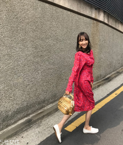 紅色連衣裙配什么鞋子好看？紅色連衣裙搭配鞋子示范