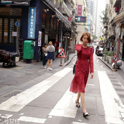 紅色連衣裙配什么鞋子好看？紅色連衣裙搭配鞋子示范