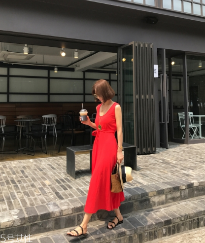 紅色連衣裙配什么鞋子好看？紅色連衣裙搭配鞋子示范