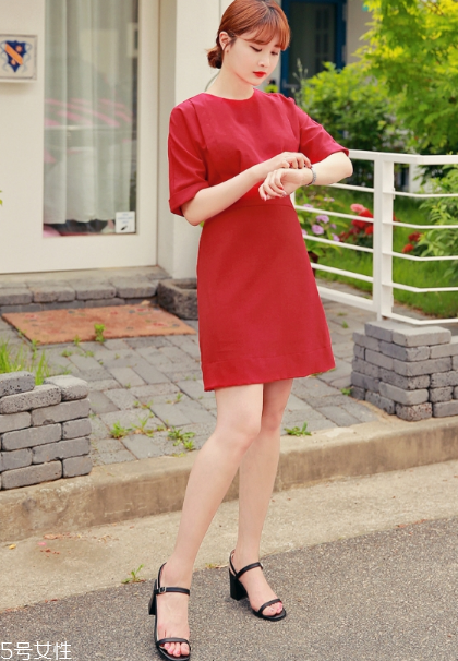 紅色連衣裙配什么鞋子好看？紅色連衣裙搭配鞋子示范
