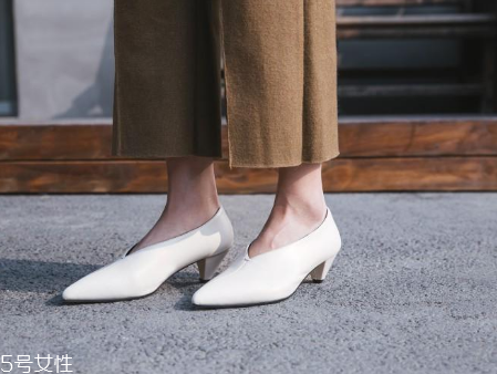 2018流行什么樣的低跟鞋？今年最火的低跟鞋匯總