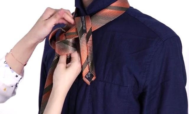 最簡(jiǎn)單的領(lǐng)帶打法圖解 快捷打領(lǐng)帶的方法