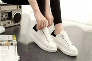 小白鞋會(huì)越穿越大嗎？小白鞋會(huì)不會(huì)變大