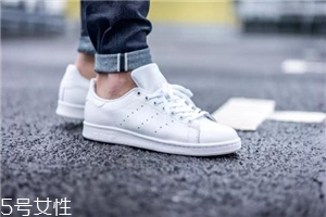 小白鞋可以用84洗嗎？慎用84洗小白鞋