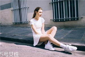 小白鞋磨腳后跟怎么辦？小白鞋磨腳問題輕松解決