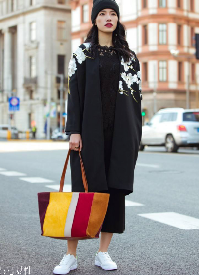 小白鞋染上色了怎么辦？小白鞋染色去除方法