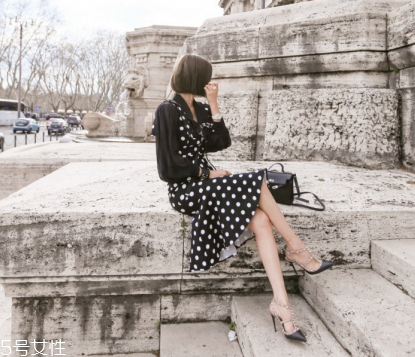 波點(diǎn)連衣裙怎么搭配？波點(diǎn)連衣裙搭配方案推薦