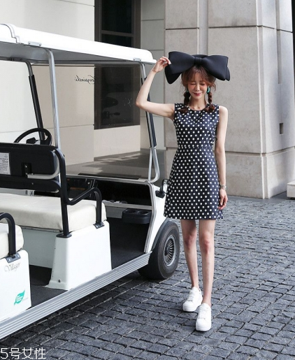 波點(diǎn)連衣裙怎么搭配？波點(diǎn)連衣裙搭配方案推薦