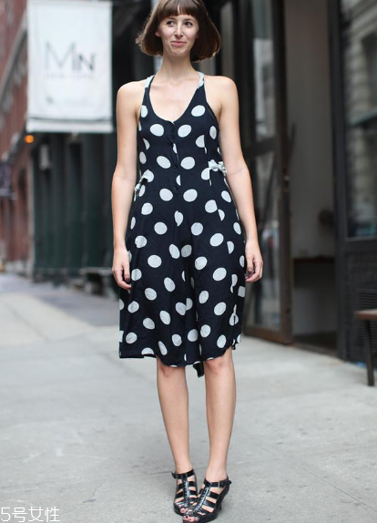 波點(diǎn)連衣裙怎么搭配？波點(diǎn)連衣裙搭配方案推薦