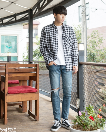 襯衫和t恤衫怎么搭配？襯衫和t恤衫搭配圖片