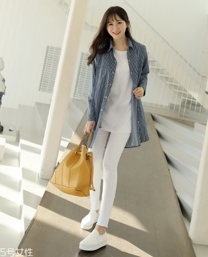 襯衫和t恤衫怎么搭配？襯衫和t恤衫搭配圖片