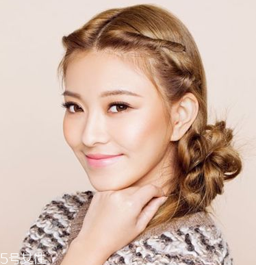 中長發(fā)怎么扎好看 中長發(fā)這樣扎可愛又減齡 中長發(fā)怎么扎好看 中長發(fā)這樣扎可愛又減齡