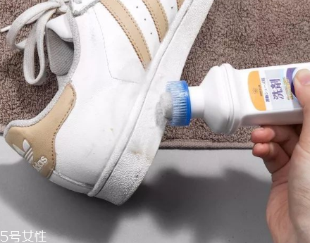 小白鞋清潔劑怎么打開(kāi)？小白鞋清潔劑打開(kāi)方法