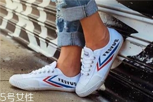 小白鞋前面擠腳怎么辦？小白鞋前面擠腳解決方法