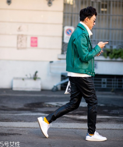 小白鞋為什么會發(fā)黃？小白鞋變黃的原因