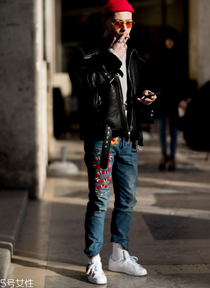 小白鞋為什么會發(fā)黃？小白鞋變黃的原因