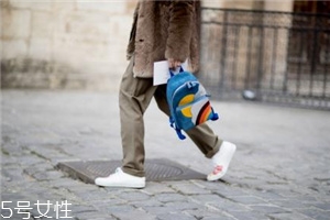 小白鞋為什么會發(fā)黃？小白鞋變黃的原因