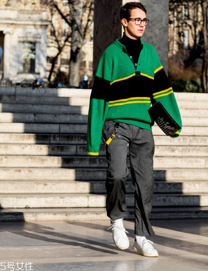 小白鞋染了黑色怎么辦？小白鞋染了黑色清洗方法