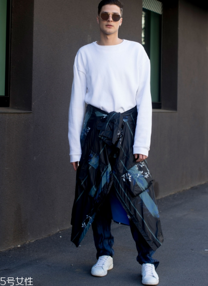 小白鞋太大了怎么辦？小白鞋買大了解決方法