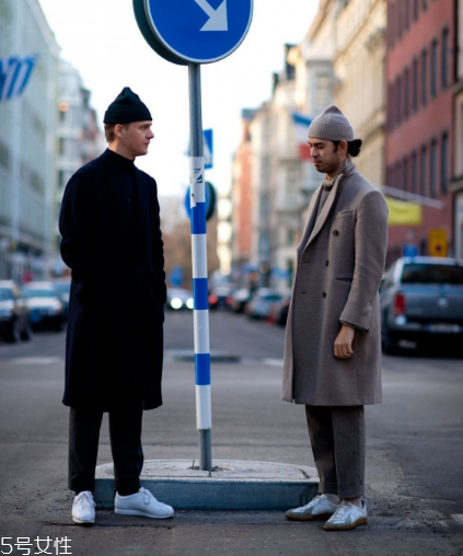 小白鞋太硬磨腳怎么辦？小白鞋太硬的緩解方法